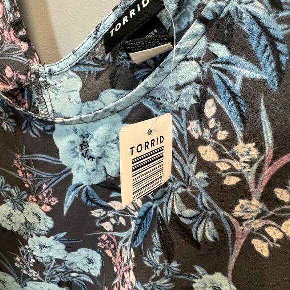 NWT Torrid Hi-Low swoop neck, light blue gray floral top size 1 - Picture 7 of 11